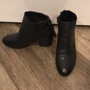 Woman’s Black Leather boot 7 M Crown Vintage